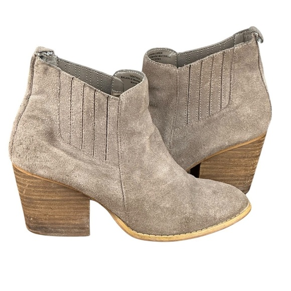 Amelia Grace booties 7M leather upper 2 1/2" heel beige color - Picture 9 of 13